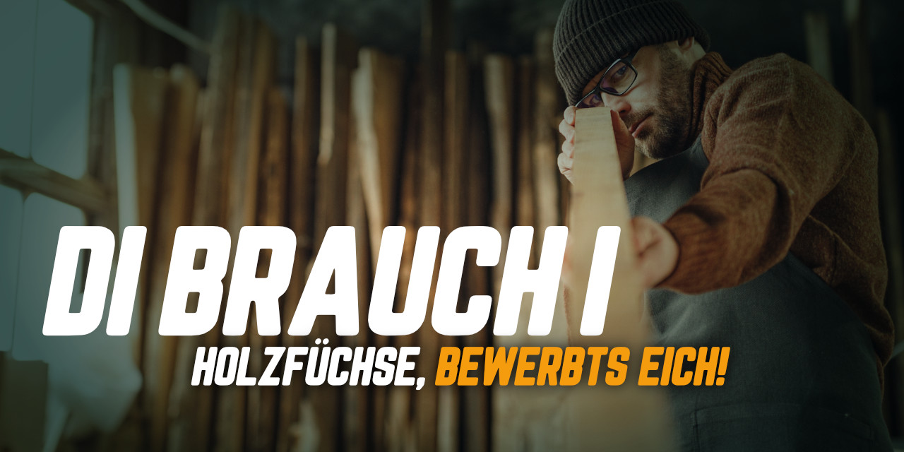 Mitarbeiter in der Werkstatt mit prüfenden Blick auf eine Holzlatte.
